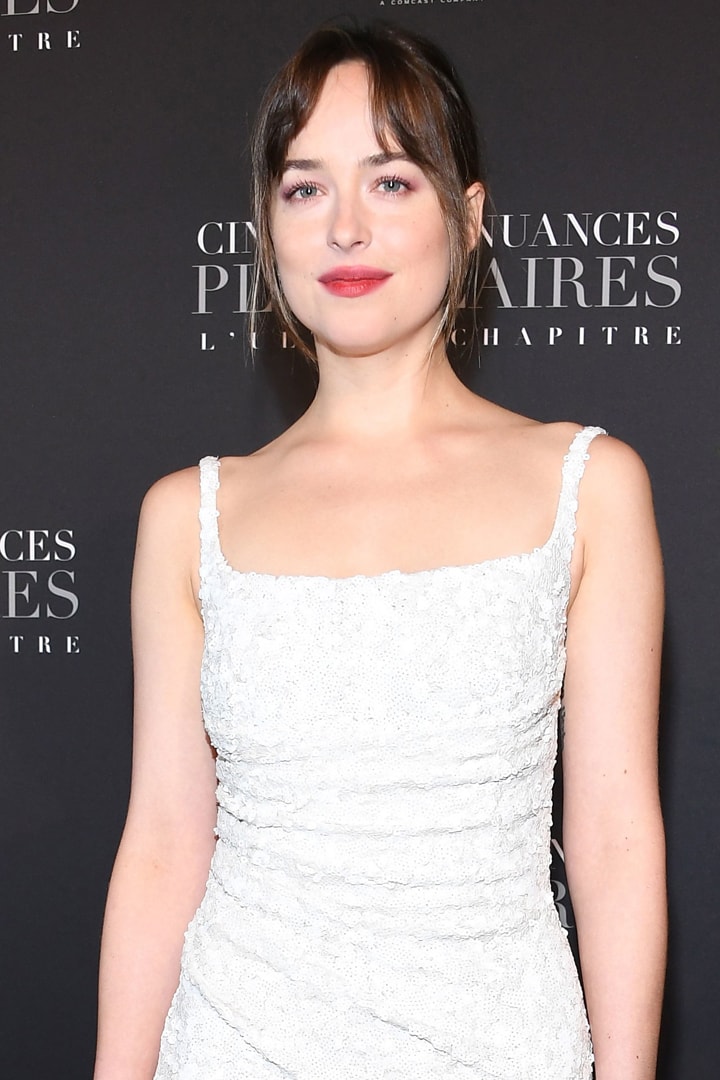 Dakota Johnson 在電影首映禮穿的一襲白色連身裙  將會是許多準新娘都追求的款式