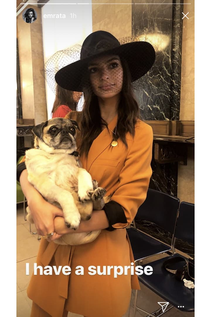 名模  Emily Ratajkowski 閃婚了  沒有穿婚紗的她選擇了 Zara 的這套造型