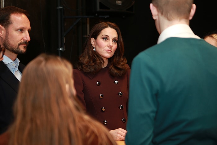 Kate Middleton 在室內也不能脫大衣，難怪別人都說英國皇室「守舊」⋯⋯