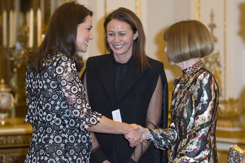 當英國兩大時尚代表碰面 凱特王妃的這身孕婦造型 應該連 Anna Wintour 也讚好吧