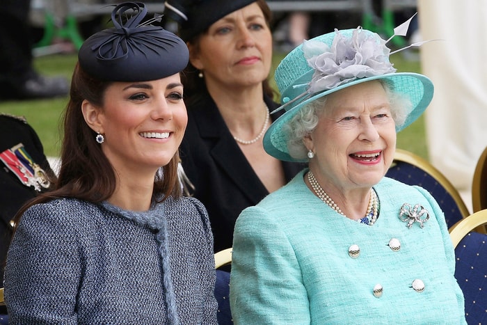 美妝品牌 Charlotte Tilbury 為英女皇和凱特王妃推出專屬唇膏，會是什麼顏色呢？