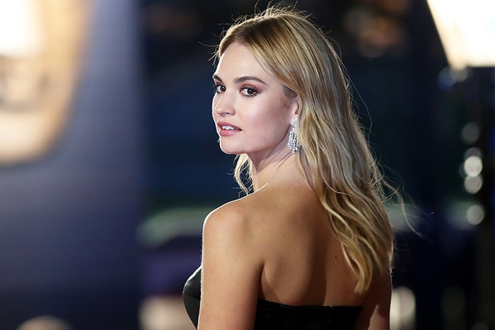 Lily James 低胸晚裝展露小蠻腰,無名指驚現巨型鑽戒!