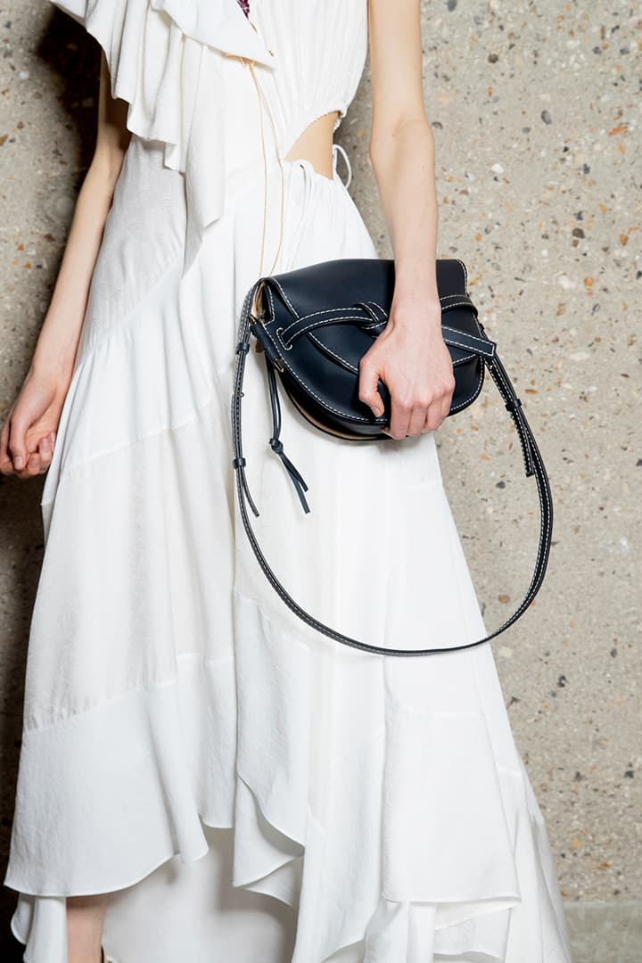 繼 Puzzle Bag 之後 Loewe 2018 春夏即將跑紅的就是這個 Gate Bag
