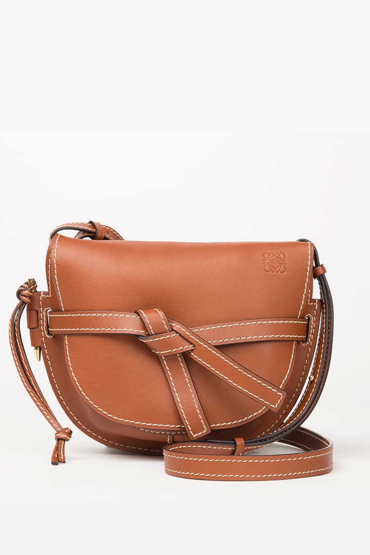 繼 Puzzle Bag 之後 Loewe 2018 春夏即將跑紅的就是這個 Gate Bag