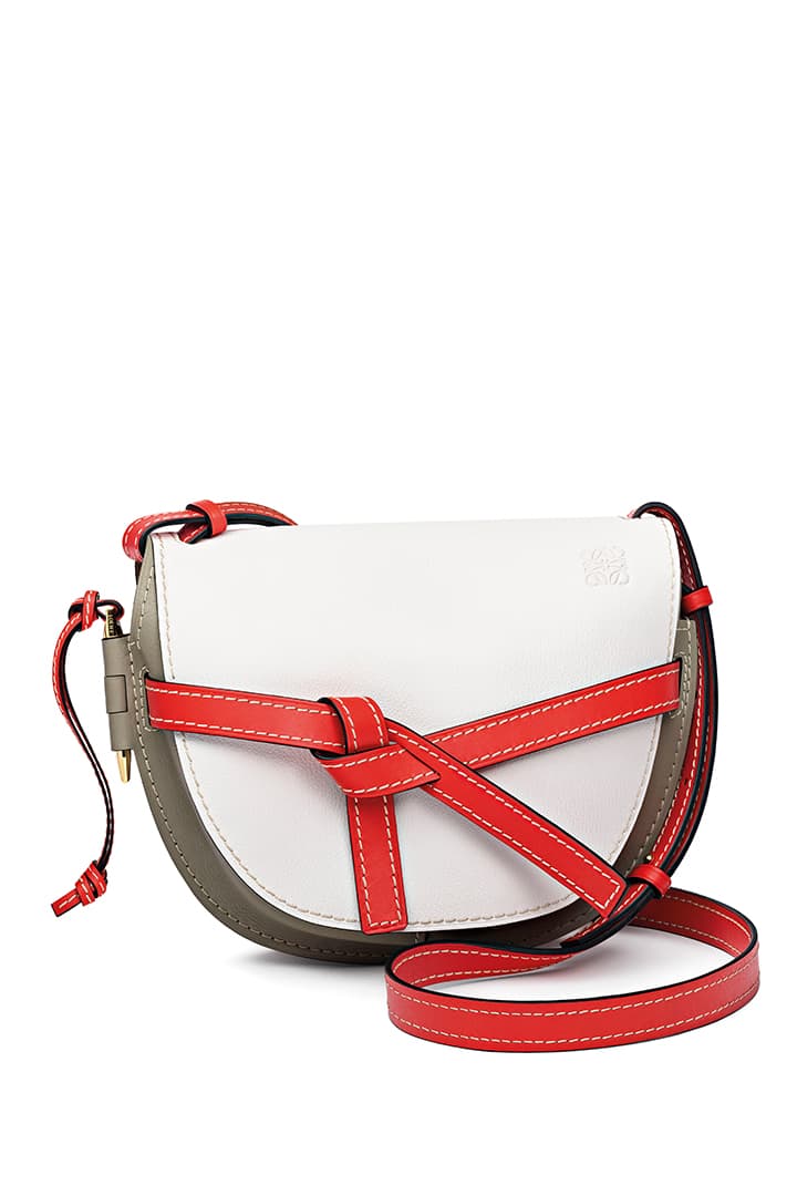 繼 Puzzle Bag 之後 Loewe 2018 春夏即將跑紅的就是這個 Gate Bag