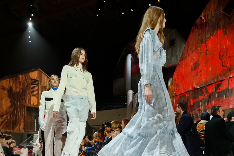 #NYFW：Calvin Klein 用五萬加侖爆谷鋪滿天橋，成功突圍卻惹來爭議！