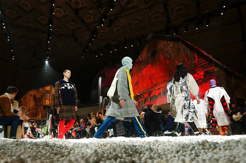 #NYFW：Calvin Klein 用五萬加侖爆谷鋪滿天橋，成功突圍卻惹來爭議！