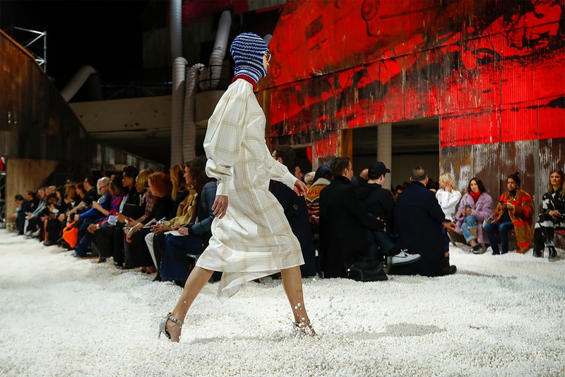 #NYFW：Calvin Klein 用五萬加侖爆谷鋪滿天橋，成功突圍卻惹來爭議！