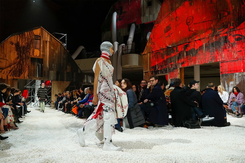 #NYFW：Calvin Klein 用五萬加侖爆谷鋪滿天橋，成功突圍卻惹來爭議！