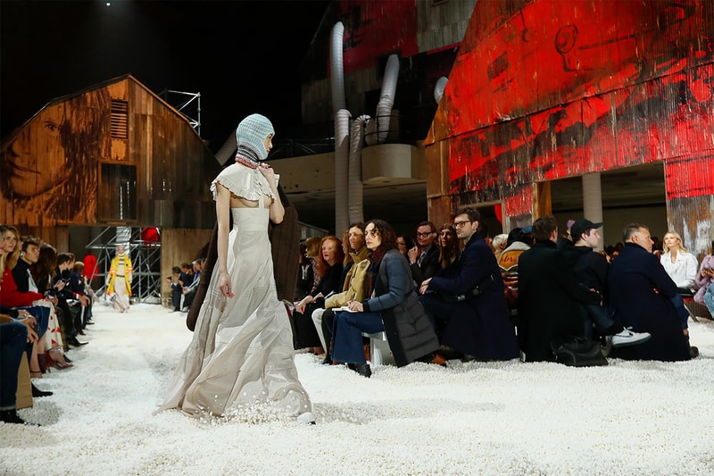 #NYFW：Calvin Klein 用五萬加侖爆谷鋪滿天橋，成功突圍卻惹來爭議！
