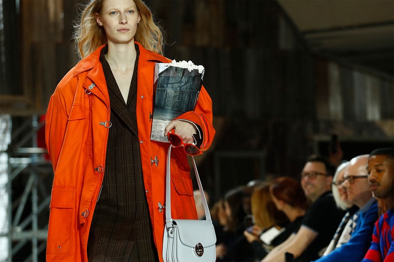 #NYFW：Calvin Klein 用五萬加侖爆谷鋪滿天橋，成功突圍卻惹來爭議！