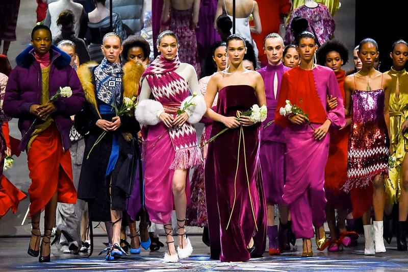 Gigi Hadid Bella Hadid 領軍行騷 NYFW 的這幕令許多女性感動