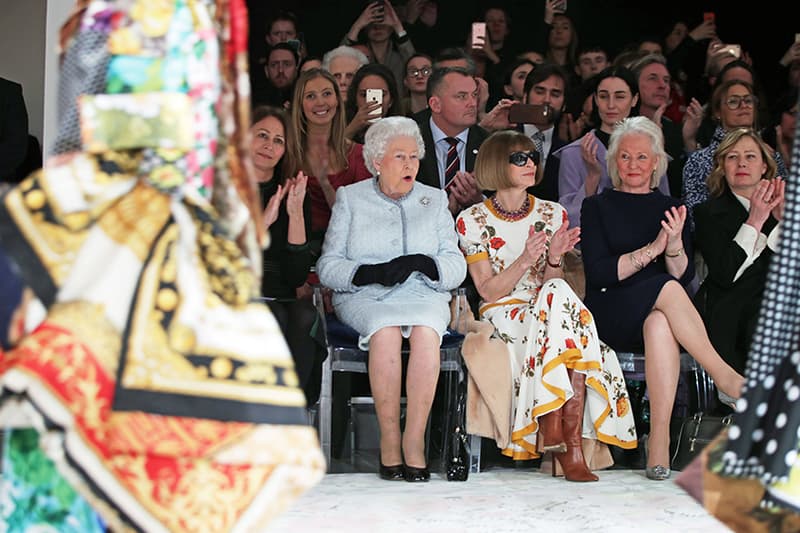 queen-elizabeth-anna-wintour-london-fashion-week_0002_GettyImages-921522606