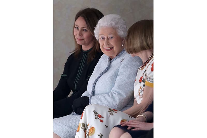 queen-elizabeth-anna-wintour-london-fashion-week_0003_GettyImages-921408750
