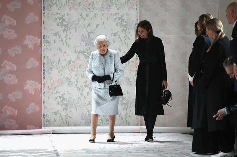 queen-elizabeth-anna-wintour-london-fashion-week_0004_GettyImages-921406612