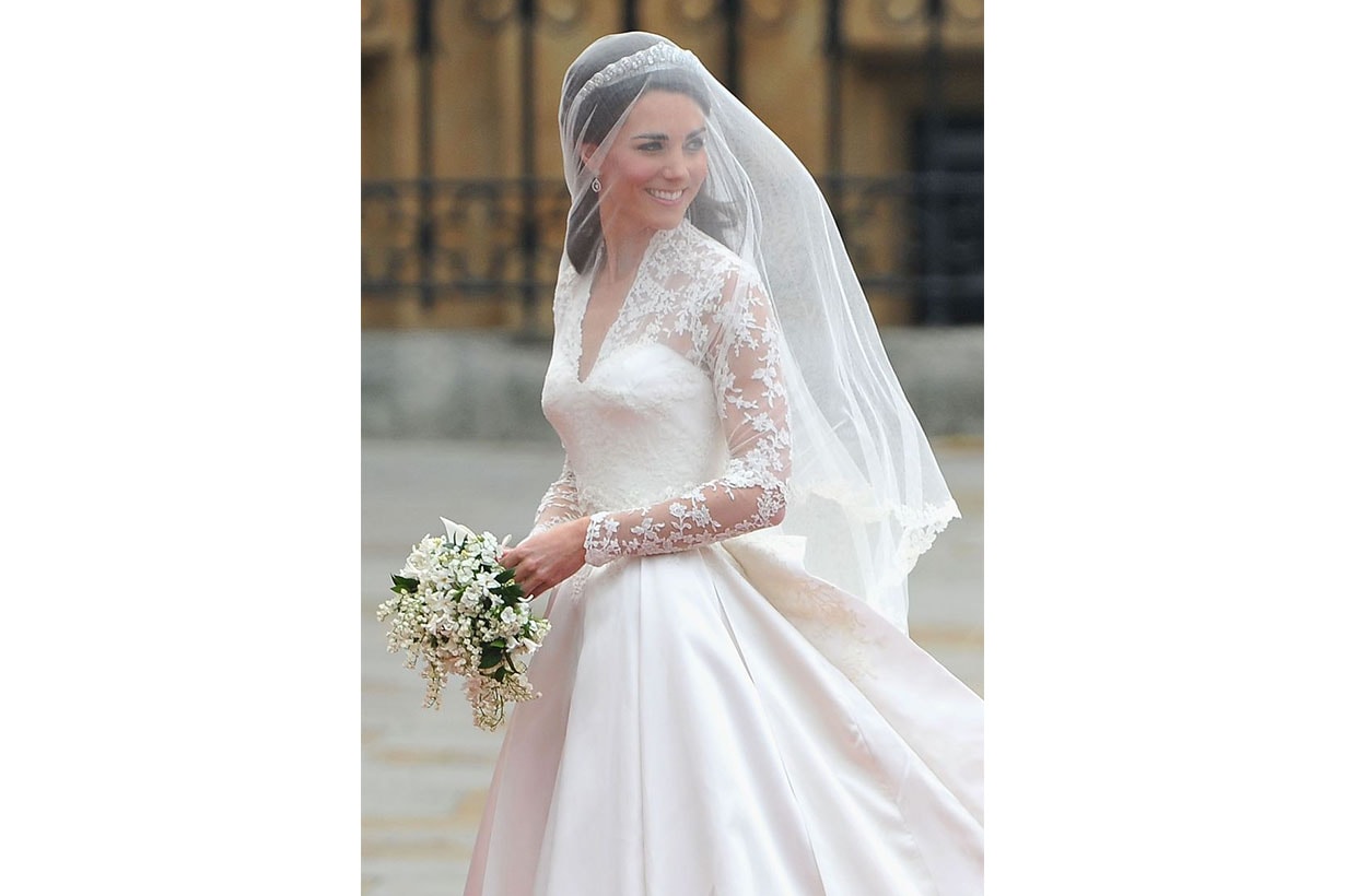 關於 Meghan Markle 的婚紗要求,似乎和凱特王妃當年的婚紗有點相似...?