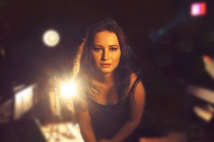 「我不是 Jennifer Lawrence!」明星臉女模 Alexia 的怒吼:「我根本不認為我長得像她...」