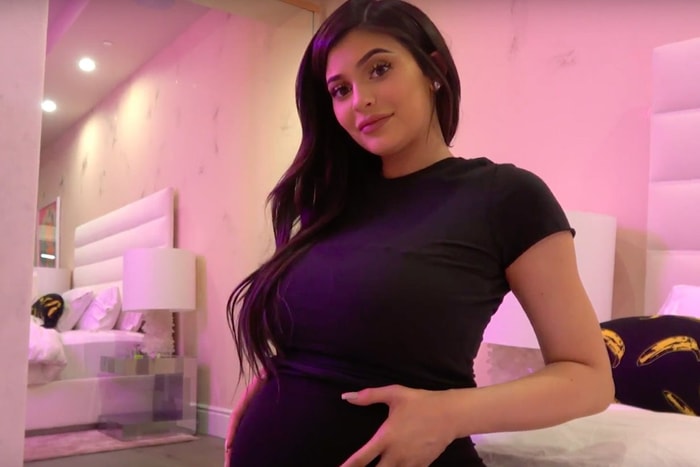 Kylie Jenner 炫耀她那平坦的腹肌,讓人不敢相信她 7 週前才剛生下 Stormi!