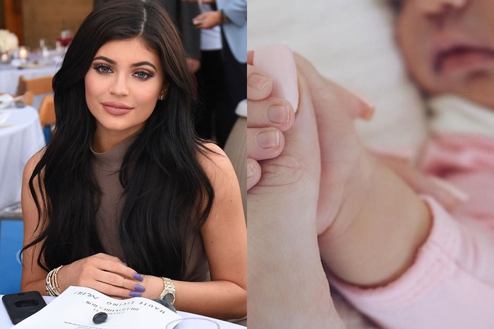 Kylie Jenner 女兒的正臉照終於曝光!一雙「濃眉大眼」根本媽媽複製版