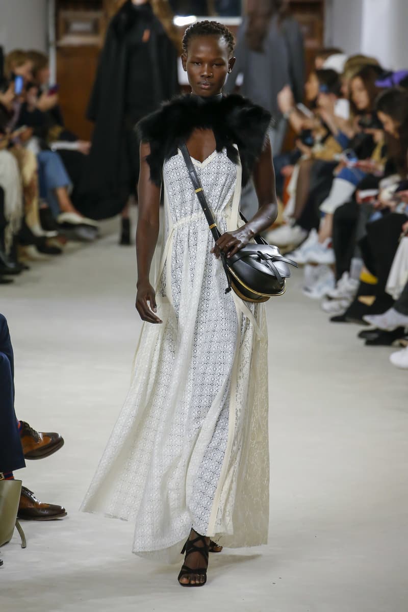 一點都不色情 Loewe 2018 把 Bra 掛在洋裝上 這會是春夏最新潮流嗎