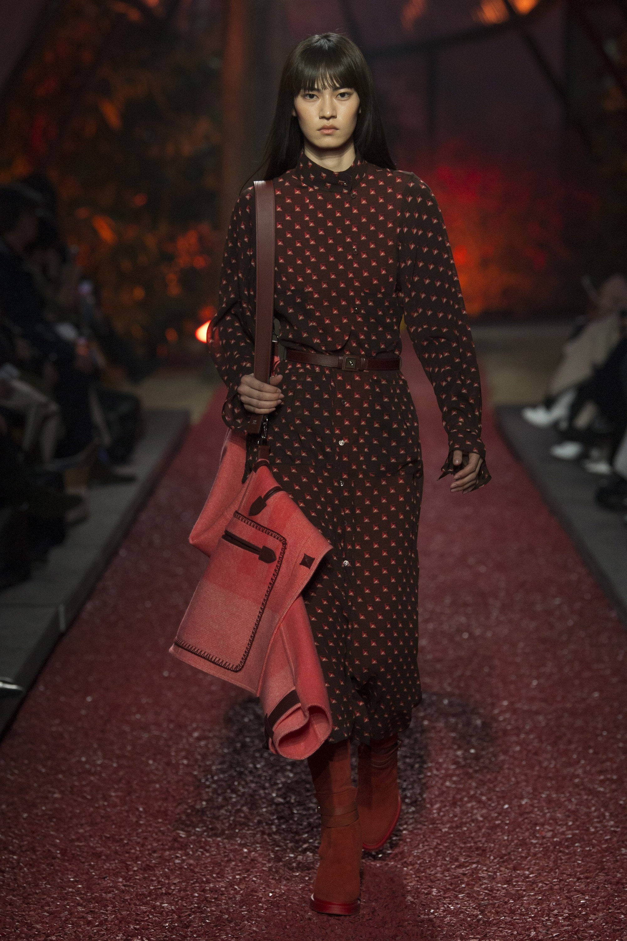 Hermès 2018 時裝騷上 Model 背的不是手袋而是