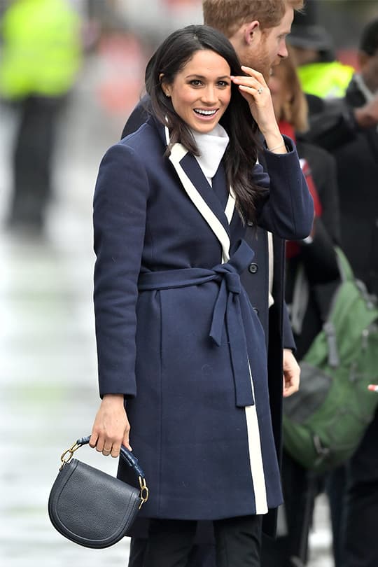 Meghan Markle 這件 J.Crew 軍藍色長版外套已秒速賣光