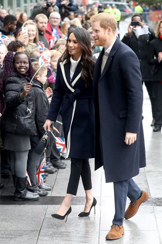 Meghan Markle 這件 J.Crew 軍藍色長版外套已秒速賣光