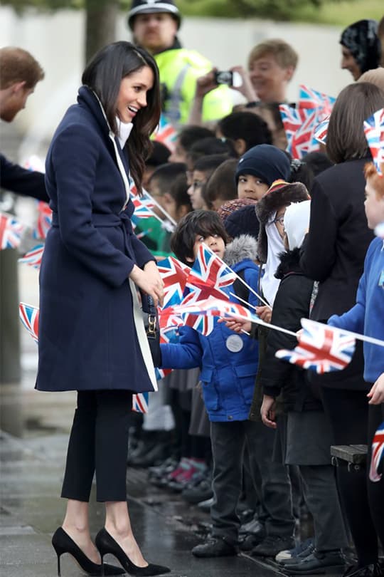 Meghan Markle 這件 J.Crew 軍藍色長版外套已秒速賣光