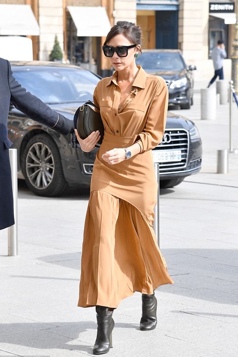 不愧是 Victoria Beckham 半月手袋除了肩背還有這種時髦拿法