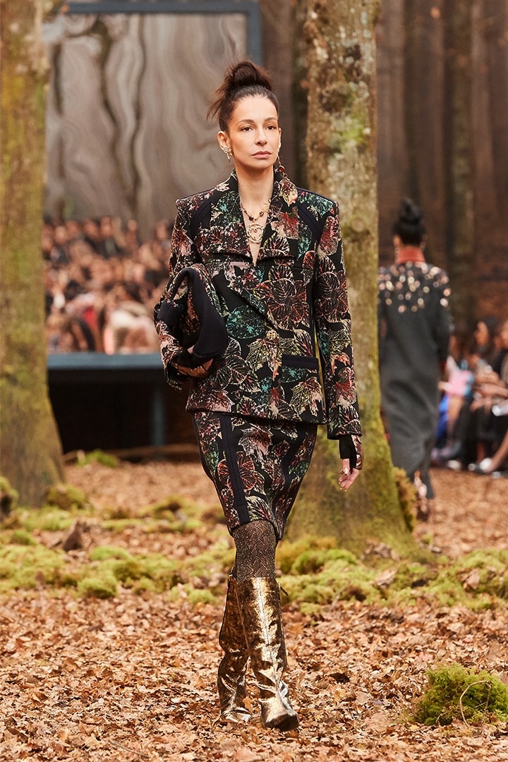 Chanel 於 巴黎時裝周發佈 2018 秋冬系列 漫遊迷離又浪漫的森林