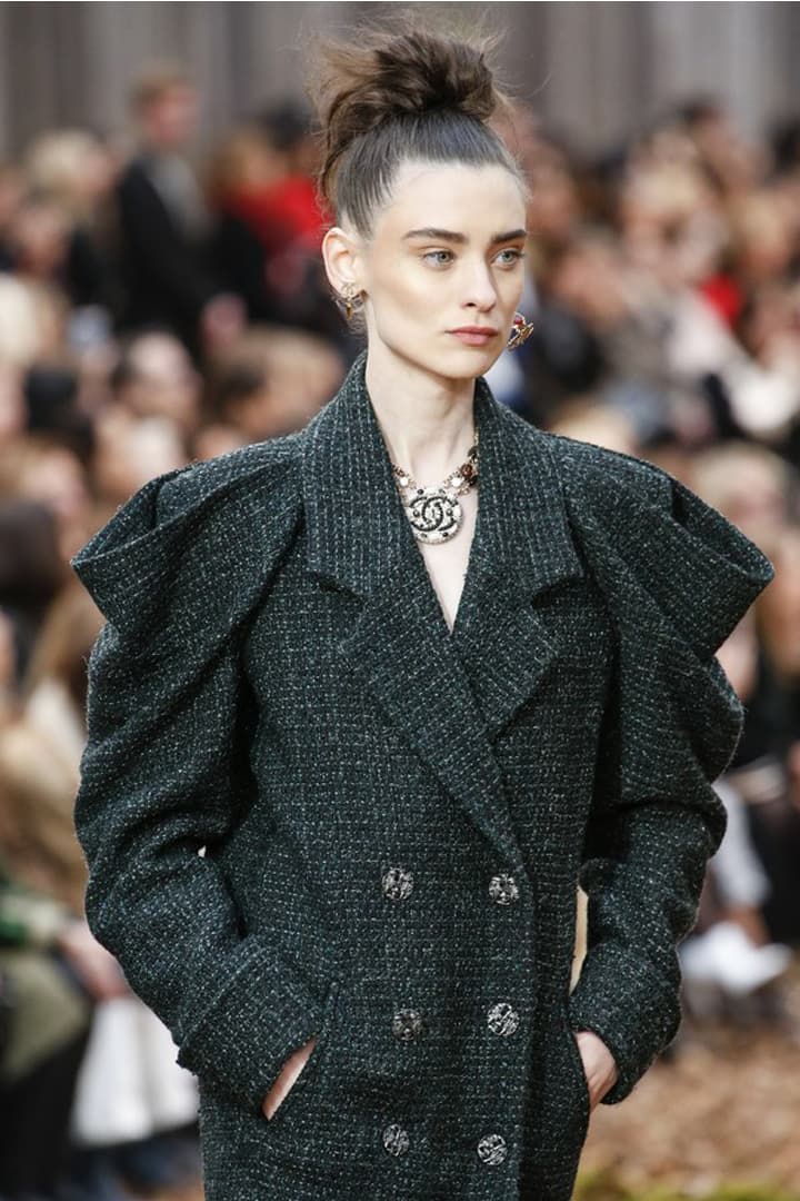 #PFW  走出 Messy Bun 的框架 跟 Chanel 一起趕上這款 留尾髮髻 潮流