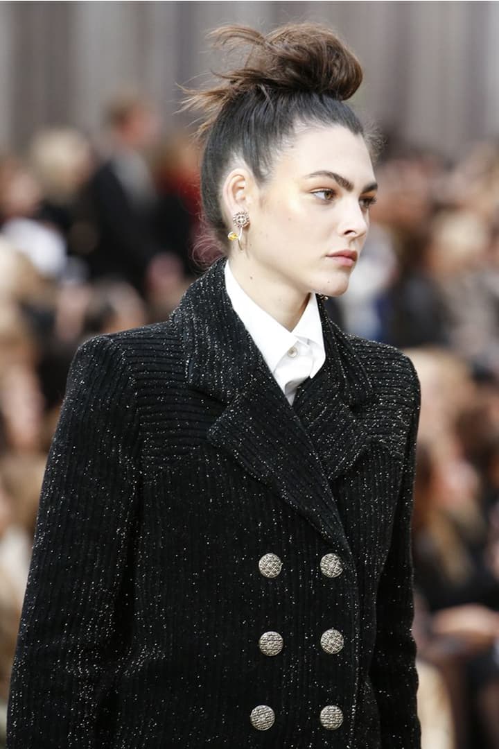 #PFW  走出 Messy Bun 的框架 跟 Chanel 一起趕上這款 留尾髮髻 潮流