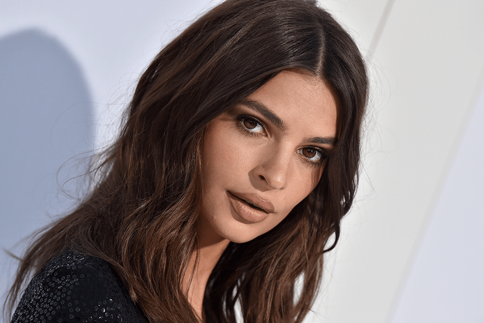 裸上癮?超模 Emily Ratajkowski 竟以這種方式秀出她的結婚戒指