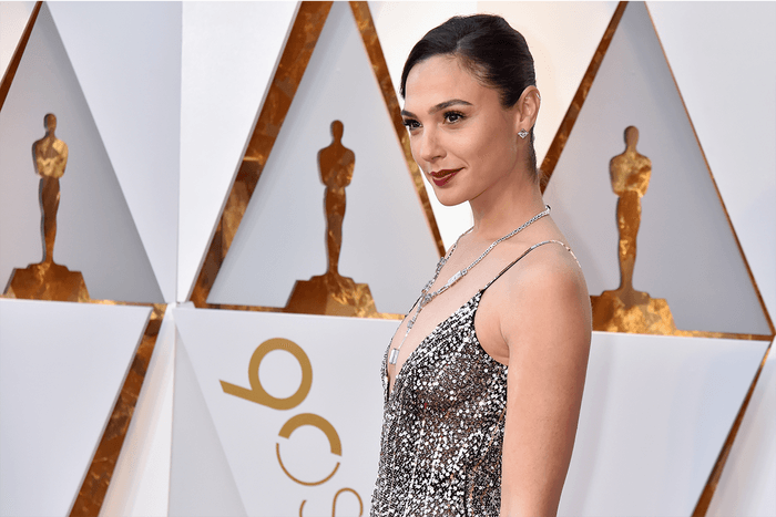 #奧斯卡2018:紅唇 Look 果然和她最合襯!Gal Gadot 以一襲復古銀色長裙閃現 Red Carpet