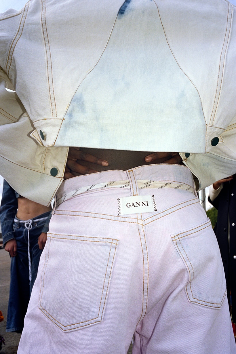 近期網紅都在穿什麼 就是這充滿北歐色彩的 Ganni x Net-a-Porter 牛仔系列