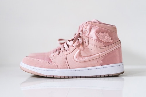 這粉嫩的配色誰能夠抵抗?!這對女生專屬的 Air Jordan 1 讓人少女心爆發!