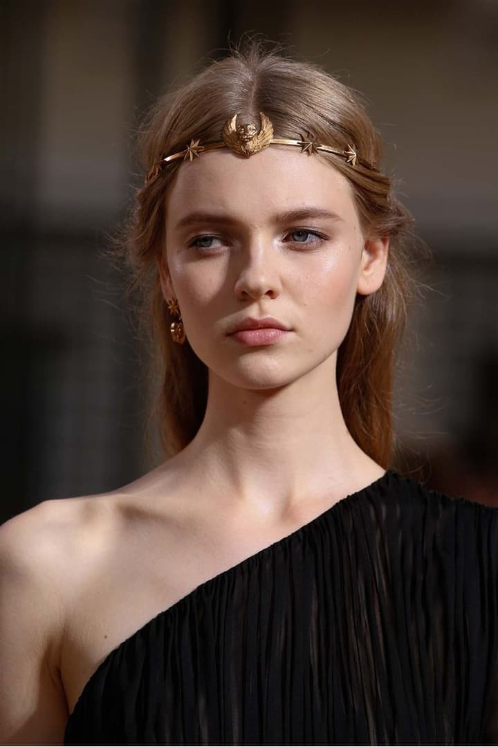 #PFW 看過了 Valentino 這些別緻的髮飾 你還可以把目光從模特兒的頭上移開嗎
