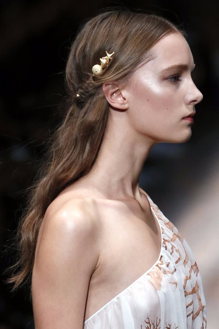 #PFW 看過了 Valentino 這些別緻的髮飾 你還可以把目光從模特兒的頭上移開嗎