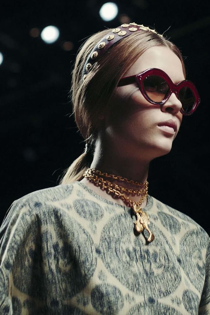 #PFW 看過了 Valentino 這些別緻的髮飾 你還可以把目光從模特兒的頭上移開嗎