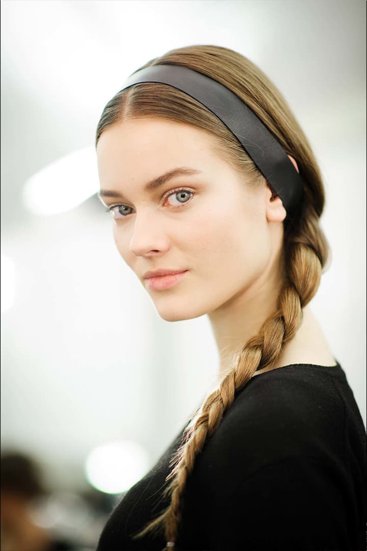 #PFW 看過了 Valentino 這些別緻的髮飾 你還可以把目光從模特兒的頭上移開嗎