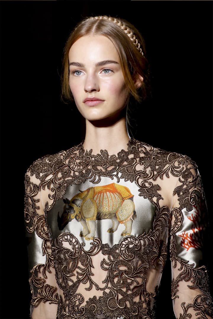 #PFW 看過了 Valentino 這些別緻的髮飾 你還可以把目光從模特兒的頭上移開嗎