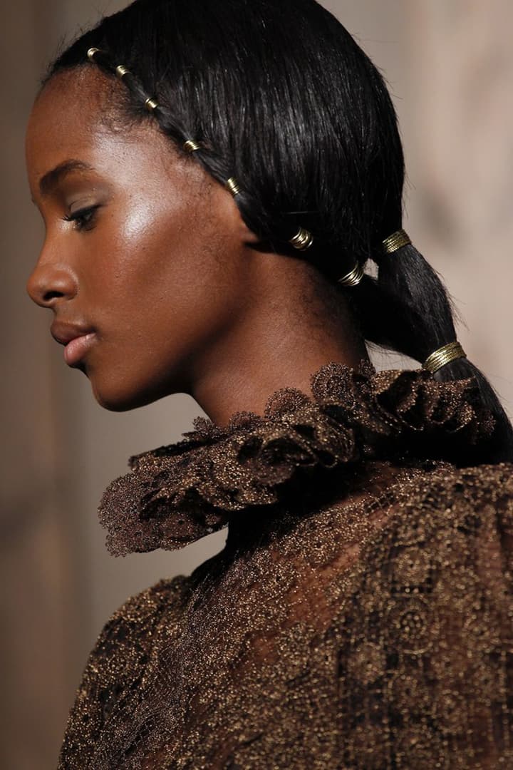 #PFW 看過了 Valentino 這些別緻的髮飾 你還可以把目光從模特兒的頭上移開嗎