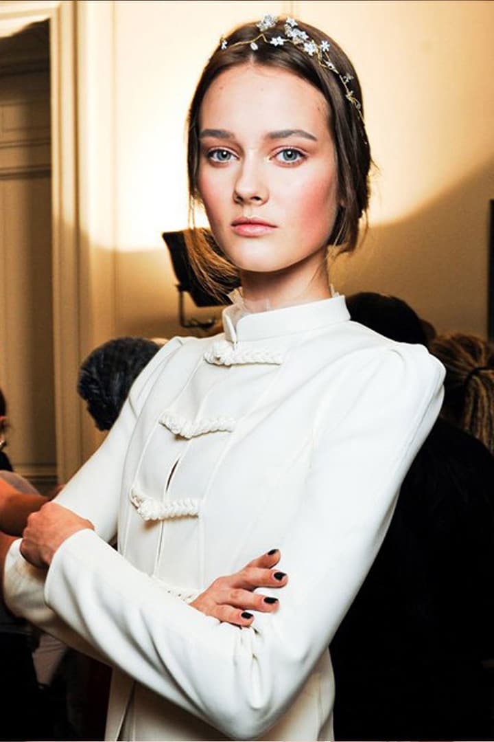 #PFW 看過了 Valentino 這些別緻的髮飾 你還可以把目光從模特兒的頭上移開嗎