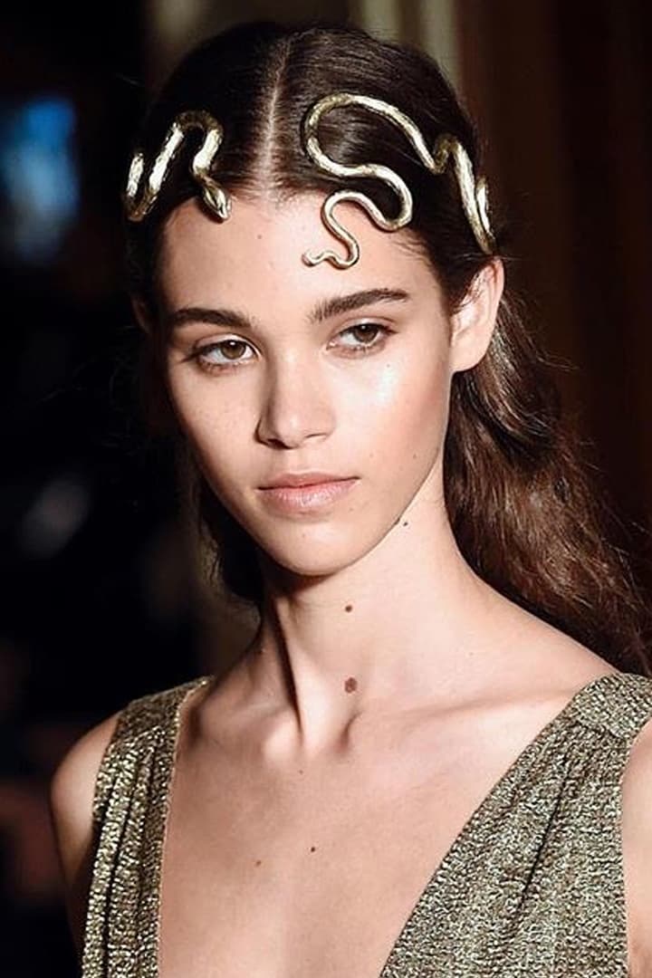 #PFW 看過了 Valentino 這些別緻的髮飾 你還可以把目光從模特兒的頭上移開嗎