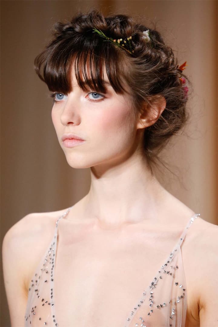 #PFW 看過了 Valentino 這些別緻的髮飾 你還可以把目光從模特兒的頭上移開嗎