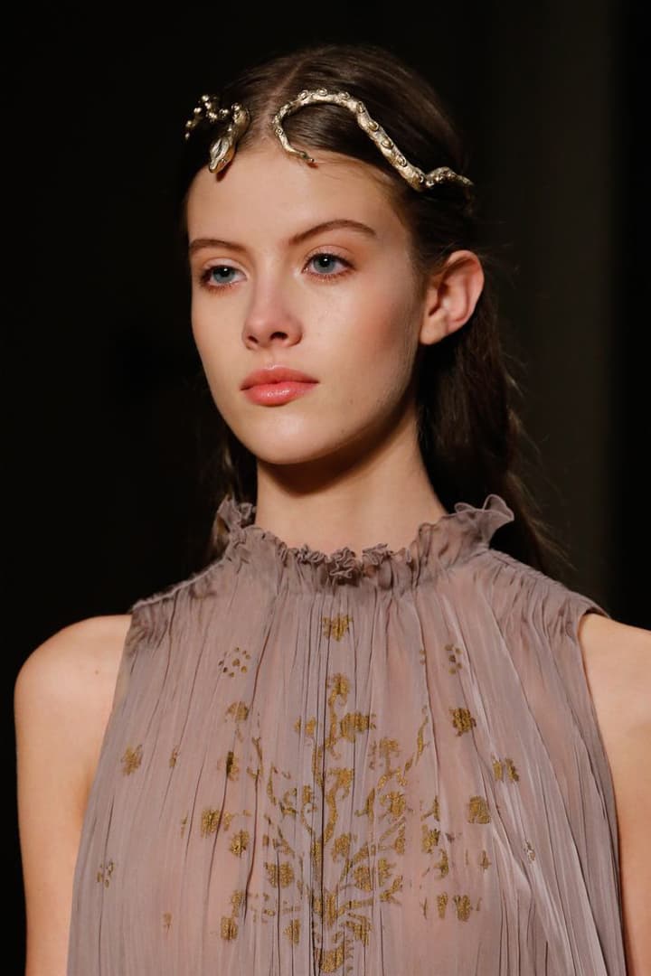 #PFW 看過了 Valentino 這些別緻的髮飾 你還可以把目光從模特兒的頭上移開嗎