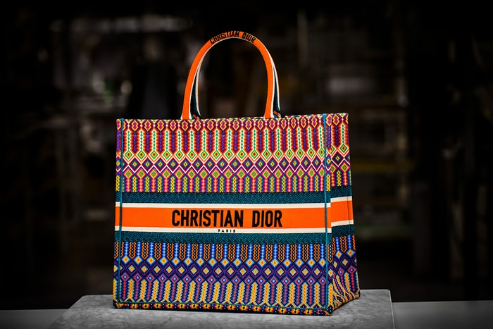 時尚感 + 容量極大＝Dior 2018 春夏的民族風刺繡 Book Tote Bag！