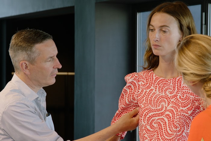 Dries Van Noten 也有紀錄片了!以花卉、色彩說時裝故事的時尚大師