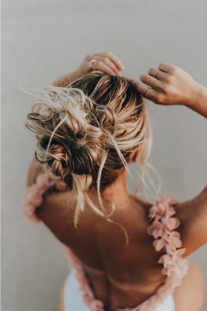 Messy Bun 也可以配婚紗 有了這些髮型靈感 小資新娘又可以省一筆了