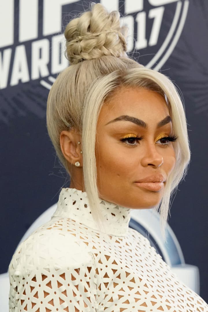 Celebrities makeup yellow eyeshadow makeup margot robbie rihanna zendaya vanessa hudgens Emily Ratajkowski elle fanning selena gomez